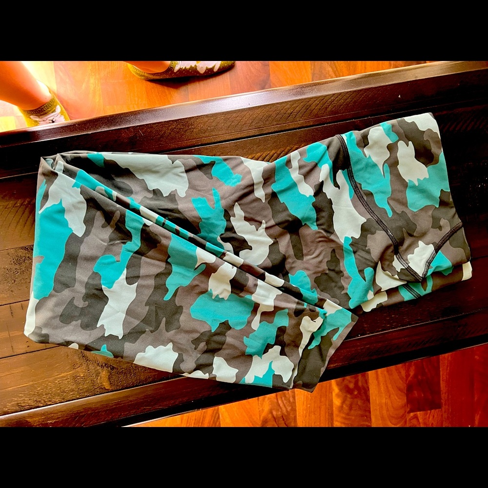 BASE PACE HIGH-RISE RUNNING TIGHT 25"
Heritage 365 Camo Tidewater Teal Multi